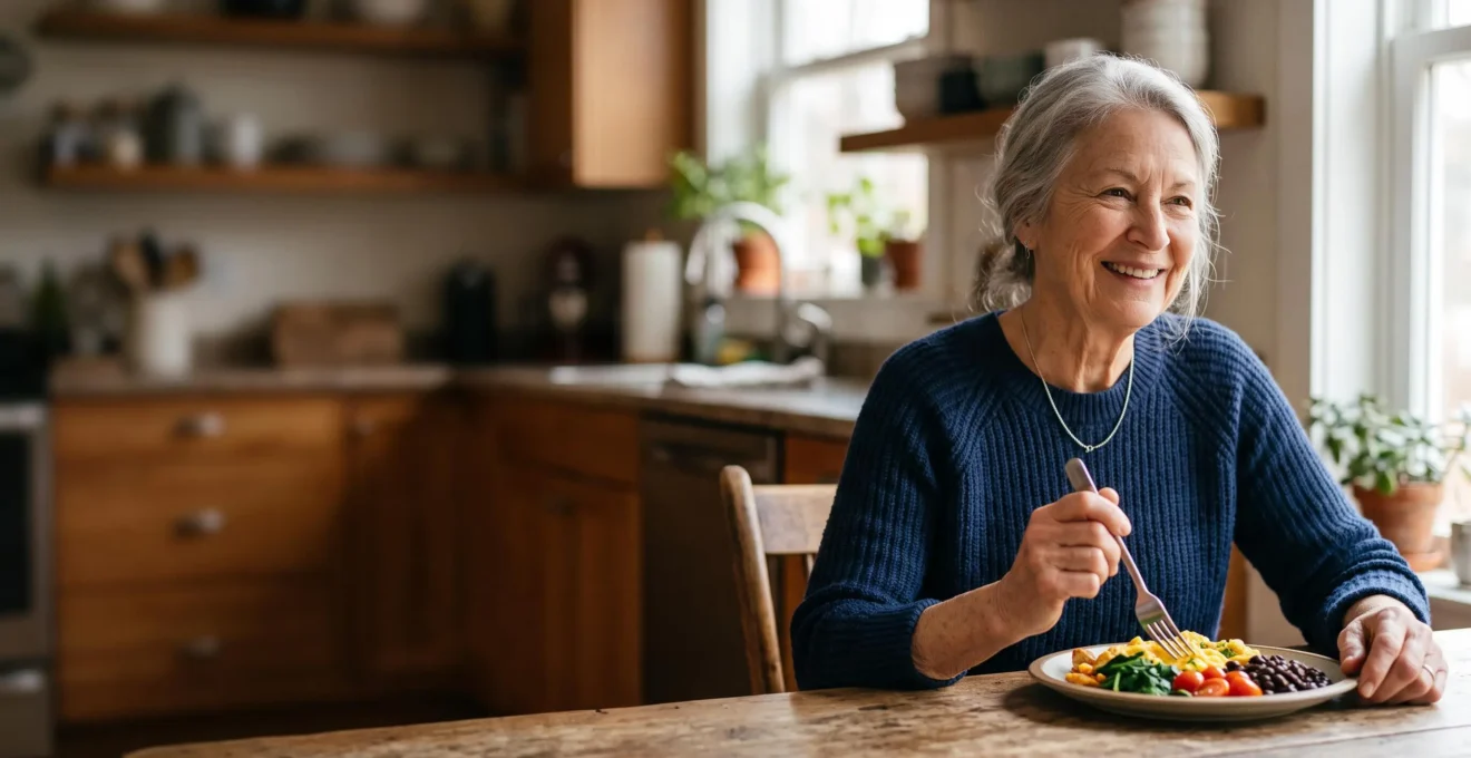 Personne âgée savourant un repas riche en protéines à table, symbole de vitalité et de préservation musculaire après 70 ans